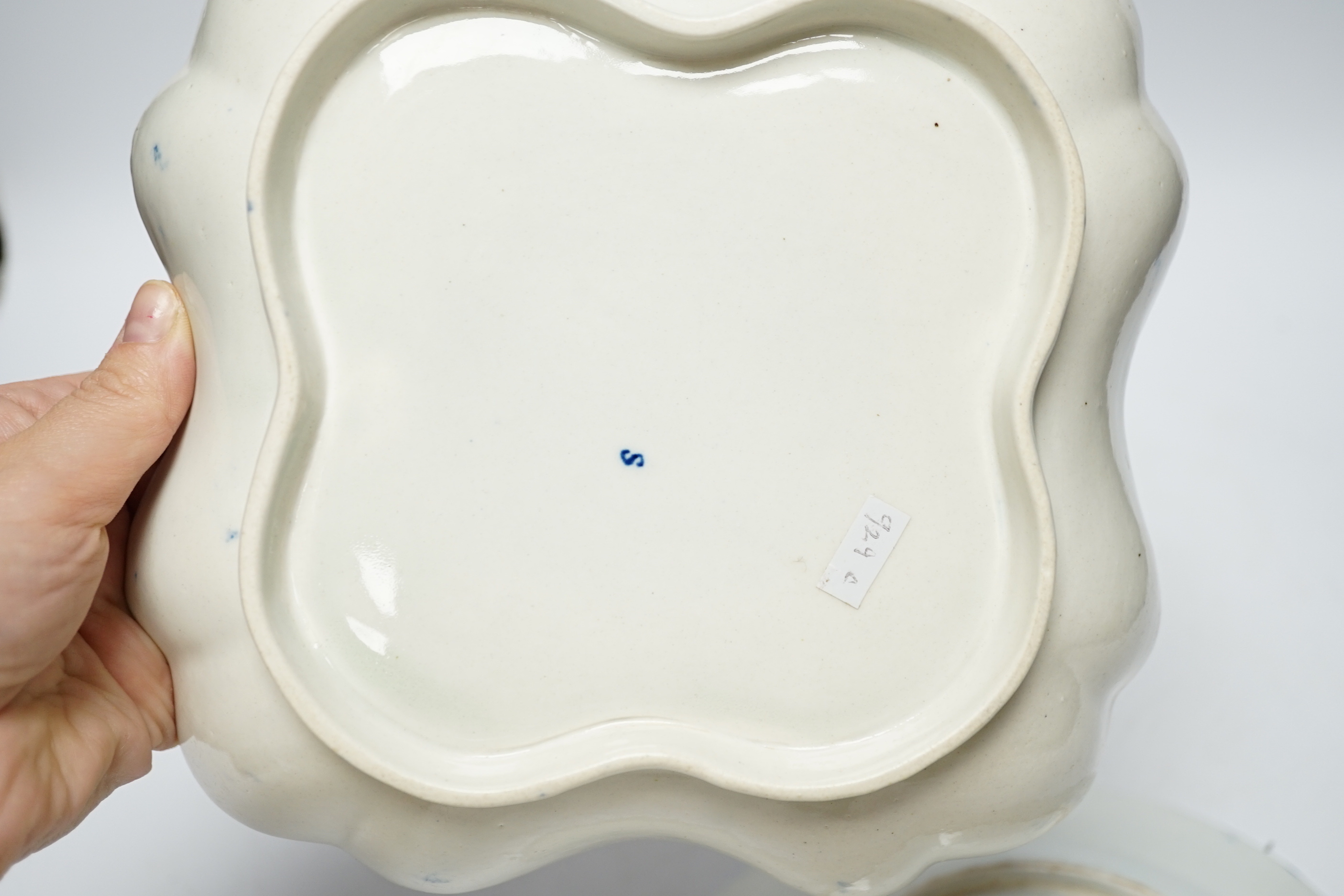 A Caughley carnation pattern plate, c.1765-70 and a fisherman pattern dessert dish c.1780, plate 21.5cm